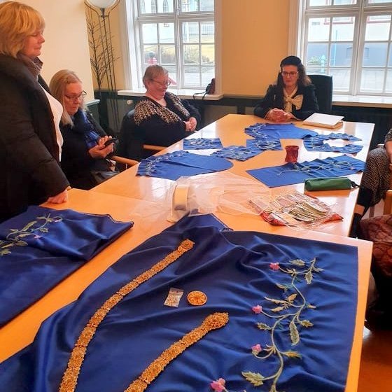 Félagar Pilsaþyts vinna að gerð kyrtils sem ætlaður er til afnota fyrir Fjallkonu Svf. Skagafjarðar við hátíðleg tækifæri. Aðsend mynd.