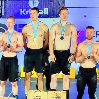 Ægir Björn Gunnsteinsson t.h. og Alex Daði Reynisson t.v. á efsta þrepi verðlaunapallsins á RIG, Reykjavík International Games. Mynd: Skjáskot af Ruv.