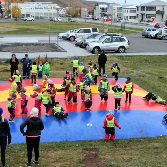 Börnin í skólahóp Ársala kunnu vel að meta ærslabelginn sem loksins er risinn á Króknum. Mynd: PF.