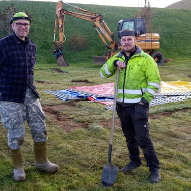 Einar Karlsson, innflytjandi ærslabelgja, og Gunnar Smári Reynaldsson hjá Þ. Hansen, hófu uppsetningu belgsins í gær. Mynd: PF.