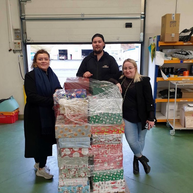 Annað brettið af tveimur með jólagjafir úr Skagafirði.