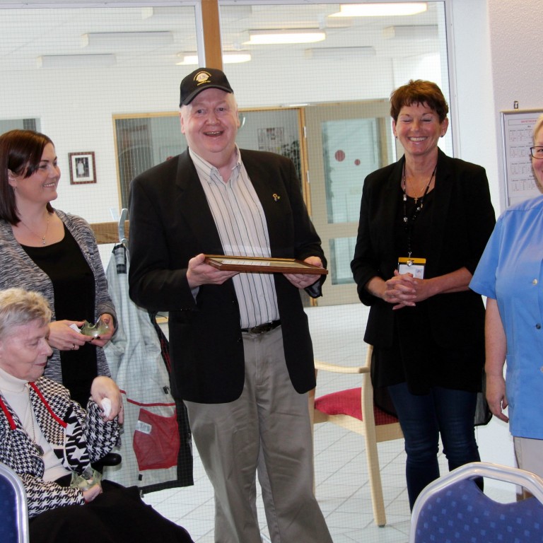 Frá formlegri afhendingu hjólsins á Dvalarheimili HSN á Sauðárkróki. Frá vinstri: Anna Pálína Þórðardóttir, Ásta Karen Jónsdóttir, Ásgrímur Sigurbjörnsson, Herdís Clausen og Guðbjörg Árnadóttir. Mynd/BÞ