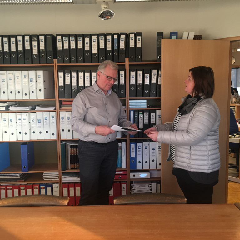 Dagný Rósa Úlfarsdóttir kennari afhendir Magnúsi Jónssyni sveitarstjóra undirskriftalistann.