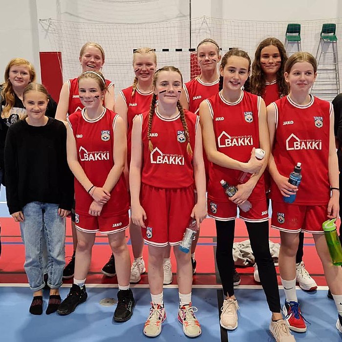 Lið Aftureldingar sem hafði betur gegn liði Tindastóls. Fjórða frá vinstri í fremri röð (í svörtum sokkabuxum) er Marín og Nadía systir hennar er fyrir aftan til hægri. Vinstra megin við hana er síðan Helena og Sigurbjörg er þriðja frá vinstri í aftari röðinni. MYND: RBG