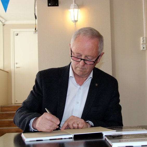 Ágúst Guðmundsson hafði nóg að gera í áritun bóka. Mynd: PF.