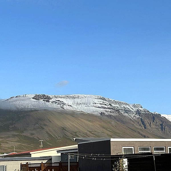 Það var hvítkollur á Tindastólnum nú í morgunsárið en sólin er á góðri leið með bræð'ann burt. MYND: ÓAB