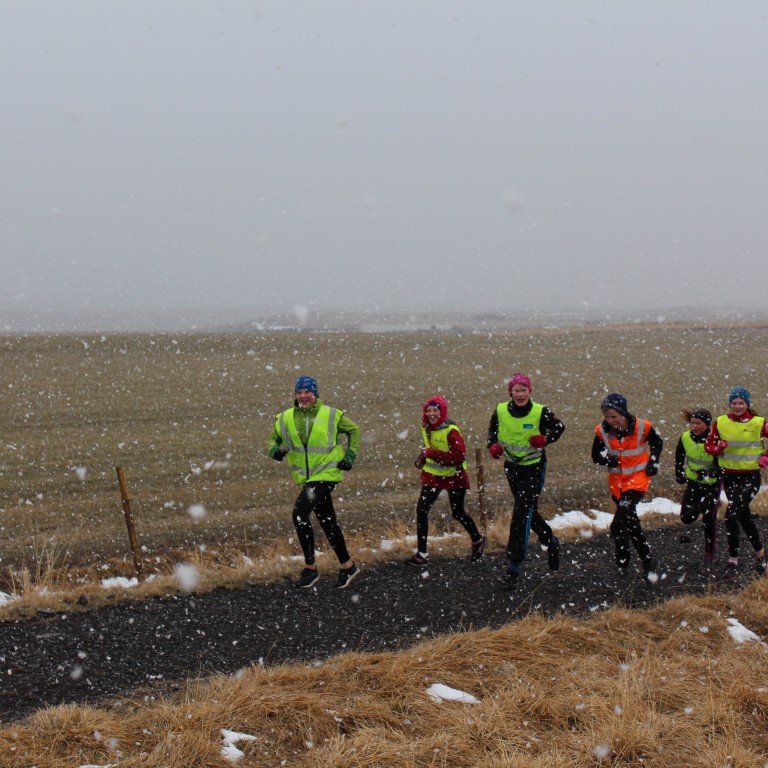 Nemendur í 7. og 8. bekk Varmahlíðarskóla létu snjókomu ekkert á sig fá þegar þeir hlupu um 65 km í áheitahlaupi til styrktar Ívar Elí Sigurjónssyni. Mynd: Íris Olga Lúðvíksdóttir.