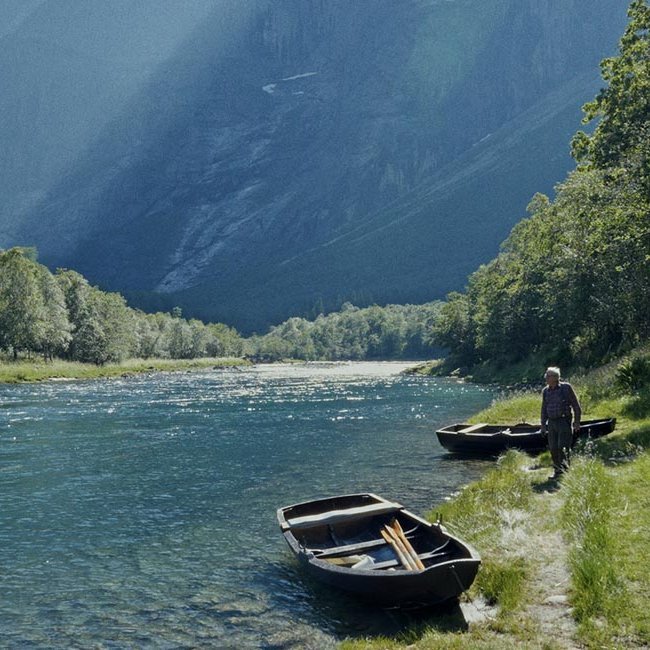 Áin Rauma í Noregi. Að neðan má sjá Guðrúnu á Glitstöðum formann Veiðifélags Norðurár. SKJÁSKOT ÚR MYNDINNI