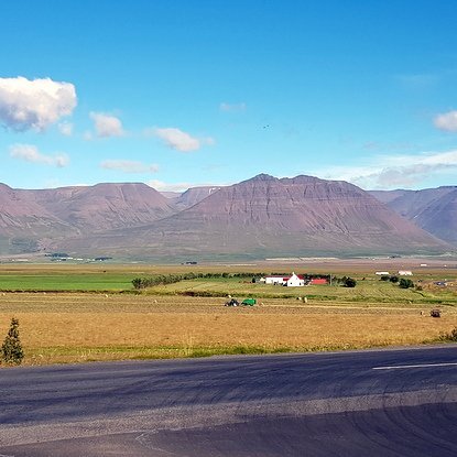 Séð yfir í Akrahrepp frá Varmahlíð. Glóðafeykir fyrir miðri mynd. Mynd: PF.