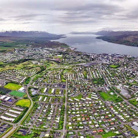 Flogið yfir Akureyri. Mynd af Hms.is.