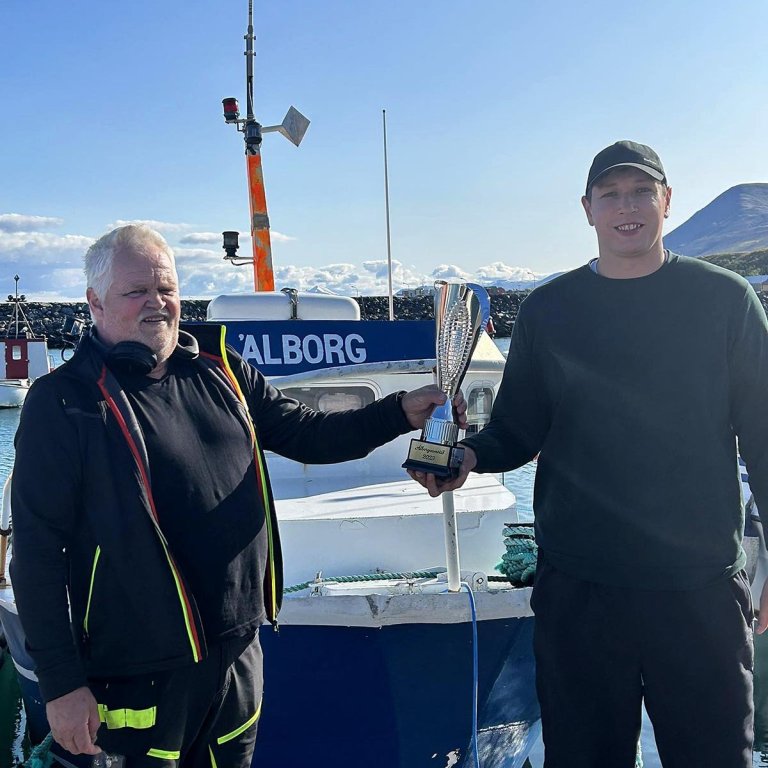 Pétur Erlingsson og Pavel Ermolinski með verðlaunagrip mótsins. AÐSEND MYND