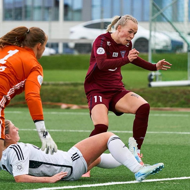 Aldís María gerir sigurmarkið gegn Keflavík í dag. Hún var þá ekki búin að vera lengi inni á vellinum. Á neðri myndinna fagna Stólastúlkur sigurmarkinu. MYNDIR: SIGURÐUR INGI