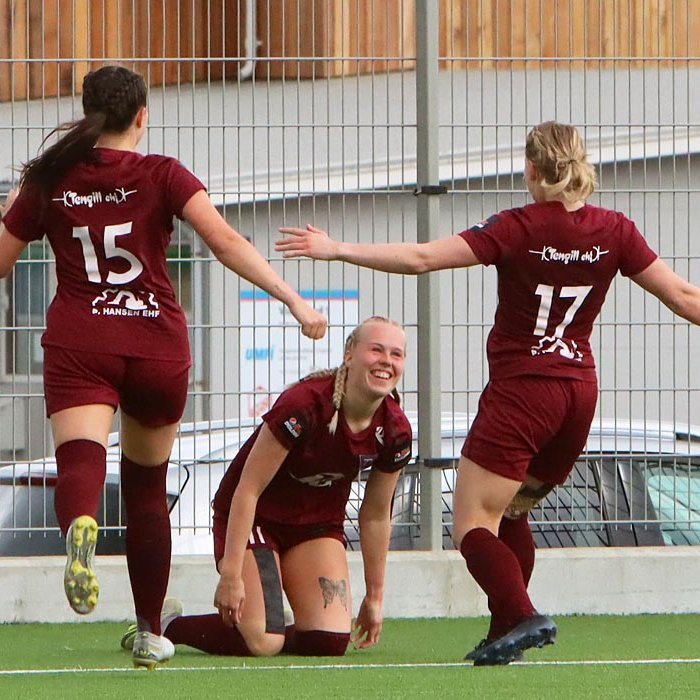 Aldís María sátt með markið sitt. Anna Margrét og Hugrún samfagna henni. MYND: ÓAB