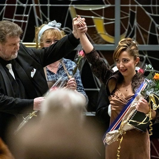 Fagnað í lok frumsýningar 