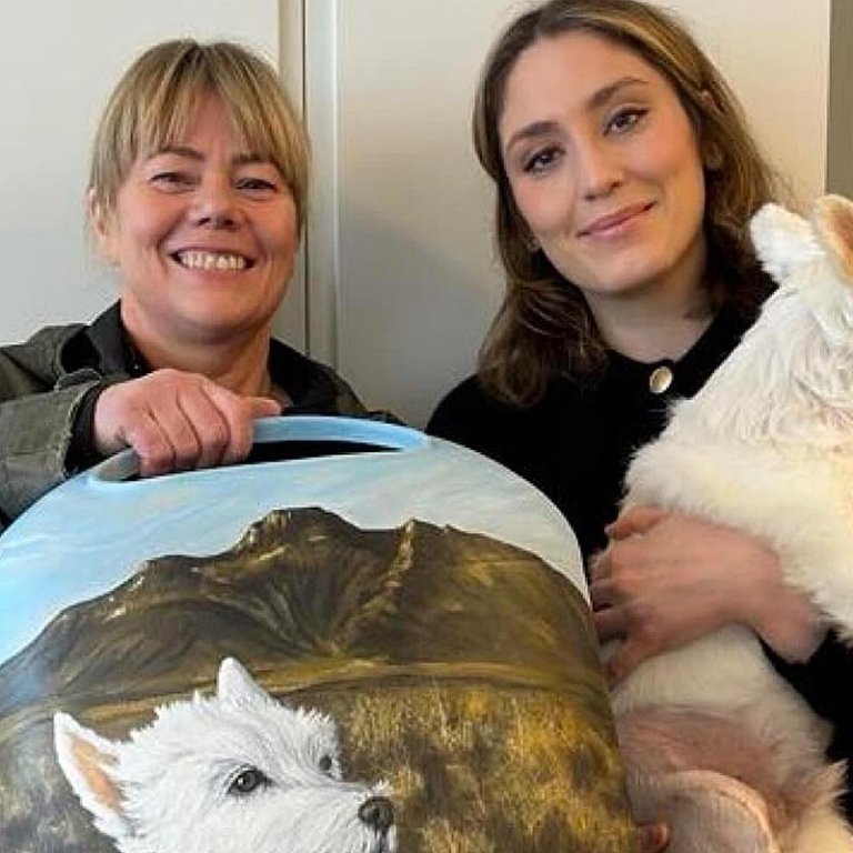 Gígja Óskarsdóttir listakona kom Alexöndru sveitarstjóra á óvart í byrjun april þegar hún færði henni glæsilegan rusladall en á hann hafði hún málað mynd af Olla, aðstoðarsveitastjóra Skagastrandar, með Spákonufellið í baksýn. MYND AF FACEBOOK