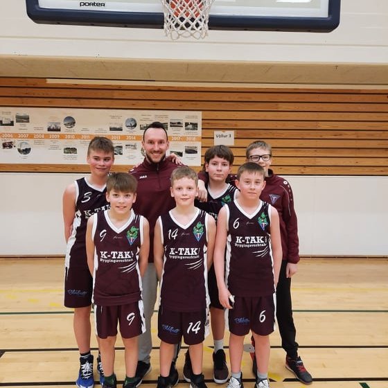 Hér má sjá A-lið Tindastóls með þjálfaranum sínum. MYND: Rabbý