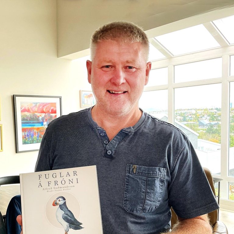 Alli stoltur með bókina nýju. MYND AÐSEND