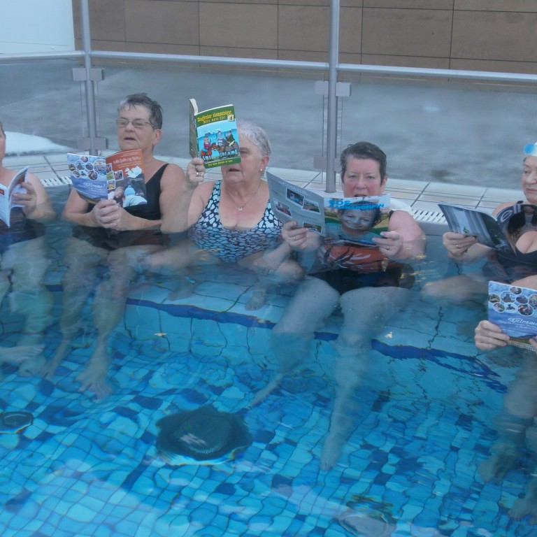 „Eitt skemmtilegasta liðið kom án efa frá Blönduósi, en það er hópur fólks sem kallar sig Blauta sundhópinn, en þau hittast til að synda og ræða bækur í heita pottinum.“