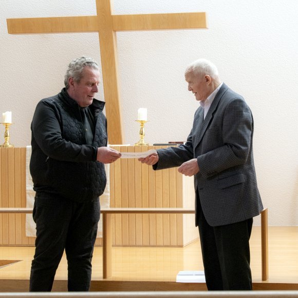 Jón A. Sæbjörnsson, sóknarnefndarformaður Blönduóskirkju, tekur við ávísun úr hendi Sigurjóns Guðmundssonar frá Fossum. Myndir: Róbert Daníel Jónsson.