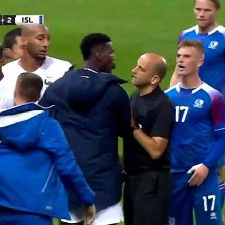 Frakkar eitthvað pirraðir eftir tæklingu Rúnars. MYND AF NETINU