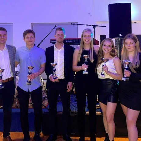 Glæstur hópur efnilegra og þeirra er þóttu best á sínu sviði. Á verðlaunabikurum halda þau Jónas Aron, Sigurður Pétur, Ísak, Bryndís Rut, Hannah Jane Cade og Magnea Petra en á sinn hvorum endanum standa þeir Ulf Örth og Donni, þjálfarar meistaraflokka Tindastóls. Myndir: Bergljót Ásta Pétursdóttir.