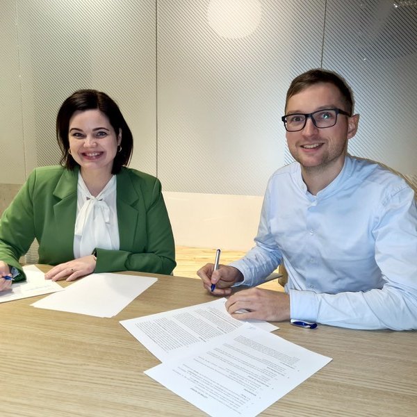 Linda Fanney Valgeirsdóttir, framkvæmdastýra Alor og Símon Einarsson, framkvæmdastjóri Straumlindar, við undirritun samstarfssamnings. Aðsend mynd.