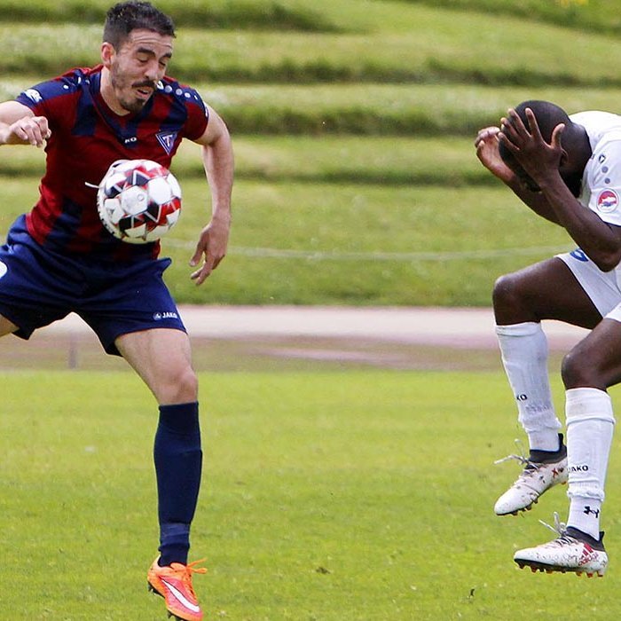 Alvaro var vinnusamur í dag og gerði dýsætt sigurmark leiksins í upphafi síðari hálfleiks. Hér skýtur hann skelk í bringu eins Vestrans. MYND: ÓAB