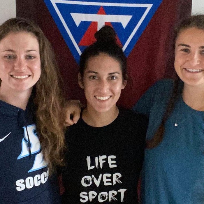 Amber, Jackie og Mur byrjaðar að skreyta íbúðina. MYNDIR AÐSENDAR