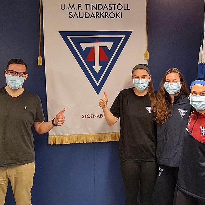 Rúnar formaður ásamt þeim Mur, Amber og Jackie við undirritun samninga. AÐSEND MYND