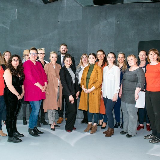 Ásmundur Einar Daðason, félags- og barnamálaráðherra, ásamt fríðum hópi styrkþega. Mynd: atvinnumalkvenna.is.