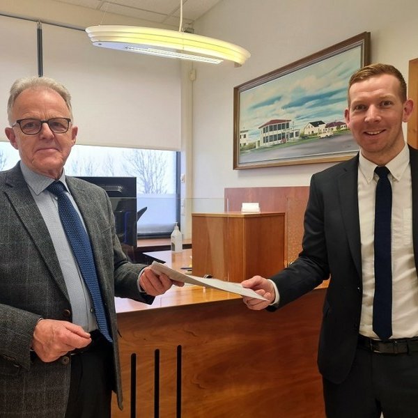 Magnús Barðdal Reynisson afhendir Jóhannesi Torfasyni afsal fyrir húsinu. Mynd af huni.is.