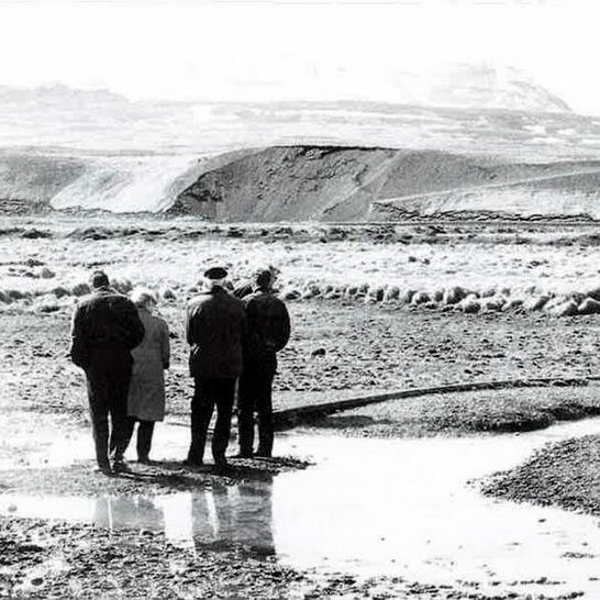 Vallalaug í Vallhólmi. Um aldaraðir þingstaður þriggja hreppa, Seyluhrepps, Lýtingsstaðahrepps og Akrahrepps.