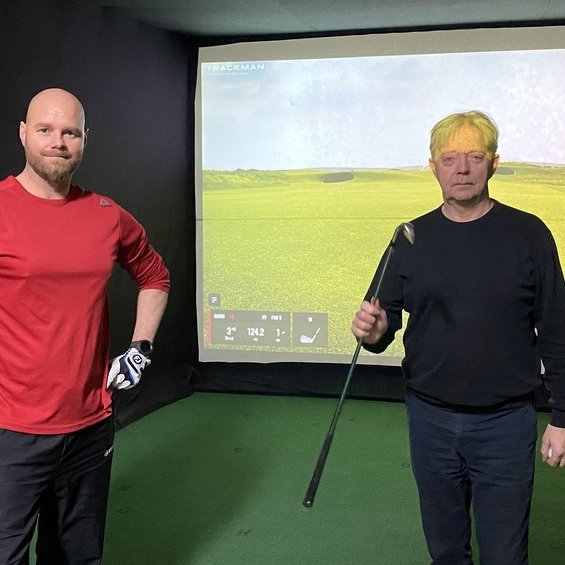 Andri Þór Árnason og Guðmundur Ragnarsson prófa herminn. Mynd: KBH.