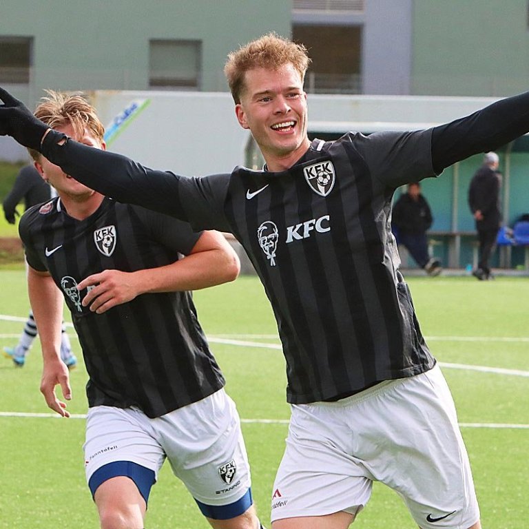 Andri Jónasson í liði KFK fagnar öðru marki sínu í leiknum sem hann gerði af 50 metra færi. Glæsimark ú miðjuhringnum. MYND: ÓAB