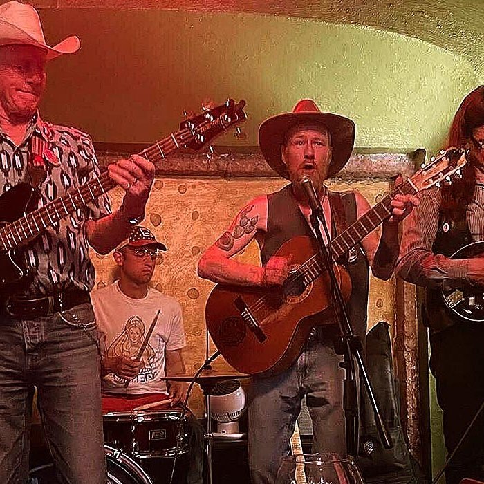 Andri&FarmerJohn að gogga. Andri Már er annar frá hægri MYNDIR FRÁ ANDRA OG FLEIRUM