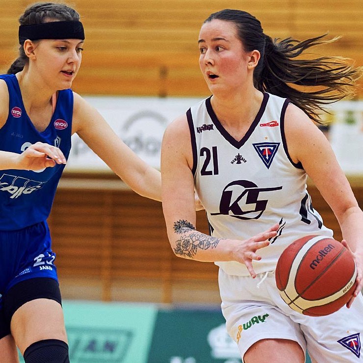 Anika Hjálmarsdóttir með boltann. MYND: SIGURÐUR INGI