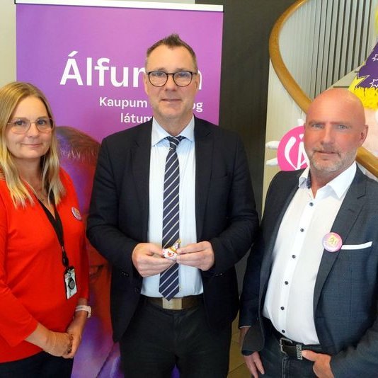 Anna Hildur Guðmundsdóttir formaður SÁÁ og Þráinn Farestveit varaformaður ásamt Willum Þór Þórssyni ráðherra heilbrigðismála, en Willum kom í heimsókn til SÁÁ til að kaupa fyrsta Álfinn. Aðsendar myndir.