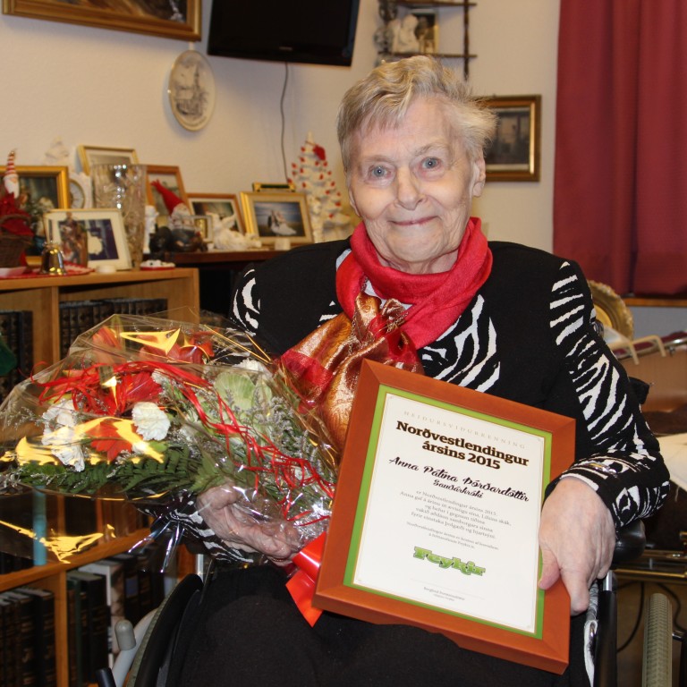 Mynd: Anna Pálína Þórðardóttir með viðurkenninguna sem hún hlaut sem maður ársins á Norðurlandi vestra 2015. Mynd: KSE