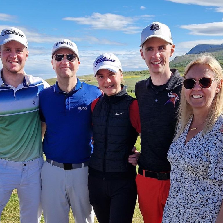 Fjölskyldan á golfvellinum. Frá vinstri: Elfar Ingi, Hjörtu, Anna Karen, Arnar Geir og Katrín. AÐSEND MYND