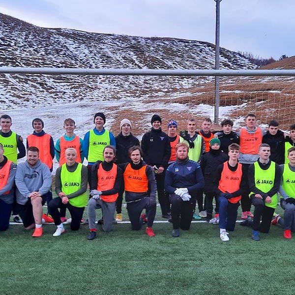 26 kappar af Norðurlandi vestra voru mættir til æfinga á gervigrasið á Króknum fyrir jólin. Þetta er sannarlega spennandi samstarf og jákvætt fyrir alla aðila. MYND: TINDASTÓLL.IS