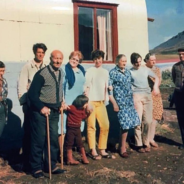 Frá vinstri: Bríet Guðmundsdóttir, Friðrik Antonsson, Anton Jónsson, Guðríður
Hjaltested, Guðný Friðriksdóttir, Þóra Antonsdóttir, Steinunn Guðmundsdóttir,
Guðrún Þórðardóttir, Guðný Finnsdóttir, Þórður Sigurðsson og Friðrik Guðmundsson.