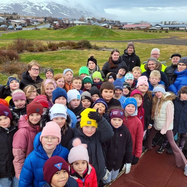 Stórum áfanga í uppbyggingu fjölskyldugarðs Kiwanisklúbbsins Freyju í Skagafirði var náð í dag þegar fyrsta leiktækið var formlega afhent æskufólki til notkunar en 4. bekkur Árskóla á Sauðárkróki mætti til að veita rólunni formlega viðtöku. Myndir: PF.