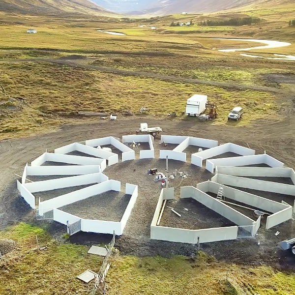 Séð yfir nýlagfærða Árhólarétt og inn Unadal. SKJÁSKOT ÚR MYNDBANDI HJÖRLEIFS JOHANNESSONAR