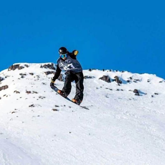 Ari Eyland mun væntanlega svífa á brettir sínu á Ólympíuhátíð Evrópuæskunnar á Ítalíu um helgina líkt og hann gerir í Tindastól. Aðsendar myndir.
