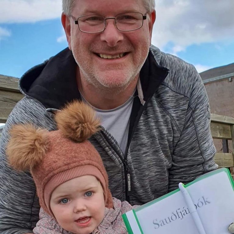 Kalli með Þóreyju Kristínu afastelpu og sauðfjárbókinni. – Feykir biðst velvirðingar á því að myndin klippist ekki fallega á forsíðu.