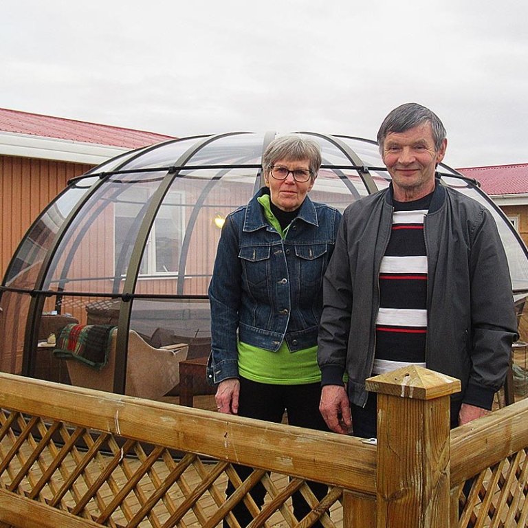 Valli og konan, Ólöf Pálmadóttir, í garðinum. MYND AÐSEND