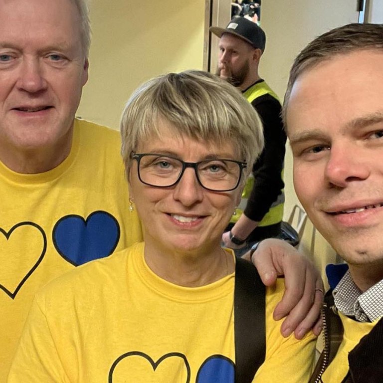 „Fannar Jónasson, bæjarstjóri í Grindavík, Hrafnhildur Rósa Kristjánsdóttir eiginkona Fannars og ég í Smáranum í Kópavogi þar sem karla og kvennalið Grindavíkur keptu bæði í Körfubolta í fyrsta sinn eftir jarðhræringarnar 10. nóvember og Grindavíkursamfélagið kom saman til að styðja hvort annað,“ segir Villi Árna.