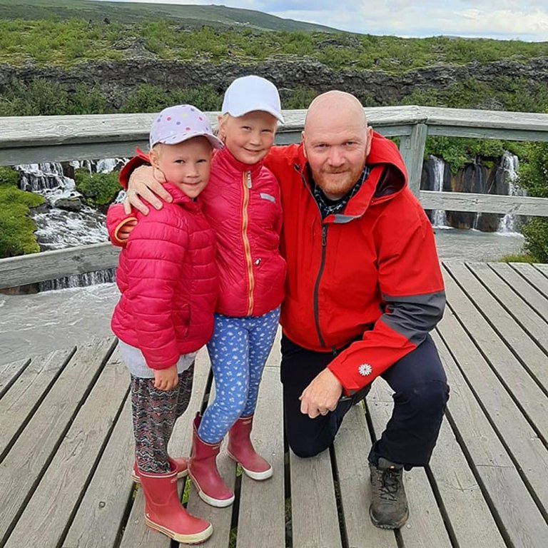 Gísli Einars ásamt tveimur barnabörnum sínum. AÐSEND MYND