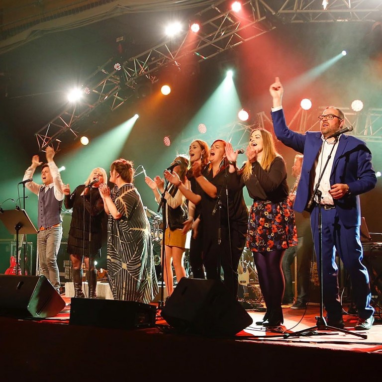 Allir komnir á svið í lokalaginu, Hamingjan er hér, og það var auðvitað kórrétt. MYND: PIB