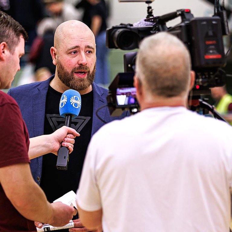 Arnar þjálfari í spjalli við RÚV að leik loknum í gær. MYND: DAVÍÐ MÁR